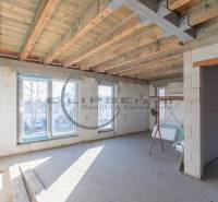NA PREDAJ polyfunkčná budova v centre obce Veľké Leváre - Interiér rozostavanej budovy s dreveným stropom a veľkými oknami.