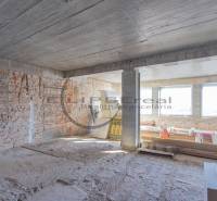 NA PREDAJ polyfunkčná budova v centre obce Veľké Leváre - Stavenisko v budove s tehlovými stenami a veľkými oknami. Stavba je v štádiu výstavby.