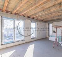 NA PREDAJ polyfunkčná budova v centre obce Veľké Leváre - Stavba vo Veľkých Levároch s veľkými oknami a dreveným stropom, príprava na interiér.