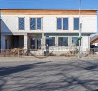 NA PREDAJ polyfunkčná budova v centre obce Veľké Leváre - Budova vo Veľkých Levároch s nedokončenou fasádou stojaca pri ceste.