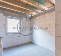 NA PREDAJ polyfunkčná budova v centre obce Veľké Leváre - Interiér budovy s bielymi tehlami a oknom v štýle Veľkých Levár.