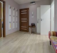 ŠTÝLOVÝ 3,5-IZBOVÝ BYT S NÁBYTKOM NA MIERU, A. HLINKU, ZVOLEN - Predsieň v 3-izbovom byte s podlahou s dreveným dekorom a farebnou lavicou.