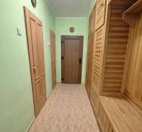 Predaj 2 izbový byt s dvoma balkónmi v Nižnej. - Chodba v 2-izbovom byte s dreveným dekorom a zelenými stenami.