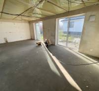 DOKONČENÁ NOVOSTAVBA,SOĽ-VRANOV N. TOPĽOU,MOŽNÁ DOHODA - Prázdna miestnosť s veľkými oknami v rodinnom dome, bez podlahovej krytiny.