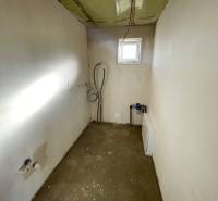 DOKONČENÁ NOVOSTAVBA,SOĽ-VRANOV N. TOPĽOU,MOŽNÁ DOHODA - Prázdna miestnosť s oknom v rodinnom dome, viditeľné inštalácie a príprava na zariadenie.