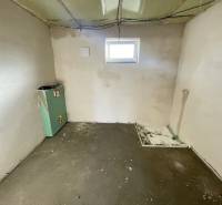 DOKONČENÁ NOVOSTAVBA,SOĽ-VRANOV N. TOPĽOU,MOŽNÁ DOHODA - Neopravená miestnosť v rodinnom dome, s inštalačnou prípravou a odhalenými stenami.