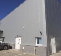 Prenájom skladu 670 m2 neďaleko letiska, IKEA - Sklady a haly na Technickej ulici v Bratislave-Ružinove, s parkovanými autami pred vstupom.