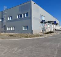 Prenájom skladových priestorov 1123 m2 neďaleko letiska, IKEA - Sklady a haly na Technickej ulici v Bratislave - Ružinove s parkovaním a dopravnými značkami.