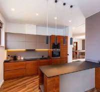 Novalja – luxusná vila s bazénom, jacuzzi a výhľadom na more - Kuchyňa vo Vile s podlahou s dreveným dekorom a štýlovým osvetlením.