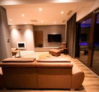 Novalja – luxusná vila s bazénom, jacuzzi a výhľadom na more - Obývačka vo vile s koženou sedačkou a podlahou s dreveným dekorom.