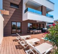 Novalja – luxusná vila s bazénom, jacuzzi a výhľadom na more - Terasa s ležadlami pri vile v Novalji s výhľadom na more a sprchou.