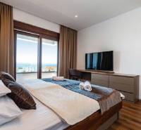 Novalja – luxusná vila s bazénom, jacuzzi a výhľadom na more - Interiér Vily s posteľou, televízorom a výhľadom na more.