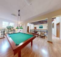Veľkometrážny dom s wellness, bazénom a investičným potenciálom - Herňa v rodinnom dome s biliardovým stolom a podlahou s dreveným dekorom.