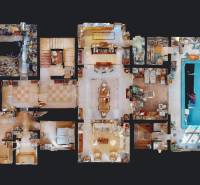 Veľkometrážny dom s wellness, bazénom a investičným potenciálom - Pôdorys rodinného domu s garážou, bazénom a izbami, obsahuje podlahy s dreveným dekorom.