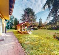 Veľkometrážny dom s wellness, bazénom a investičným potenciálom - Záhrada rodinného domu na ulici SNP v Ivanke pri Dunaji s detským dreveným domčekom.