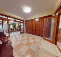 Veľkometrážny dom s wellness, bazénom a investičným potenciálom - Predsieň v rodinnom dome s drevenými dverami a keramickou podlahou.