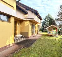 Veľkometrážny dom s wellness, bazénom a investičným potenciálom - Rodinný dom na SNP v Ivanke pri Dunaji s terasou a detským domčekom v záhrade.