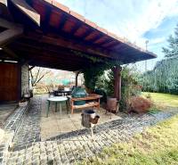 Veľkometrážny dom s wellness, bazénom a investičným potenciálom - Záhradný altánok pri rodinnom dome na ulici SNP v Ivanke pri Dunaji s trávnikom.