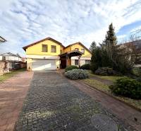 Veľkometrážny dom s wellness, bazénom a investičným potenciálom - Rodinný dom na ulici SNP v Ivanke pri Dunaji má dvojgaráž a príjazdovú cestu.