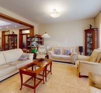 Veľkometrážny dom s wellness, bazénom a investičným potenciálom - Obývacia izba v rodinnom dome s béžovým nábytkom a dekoráciami.