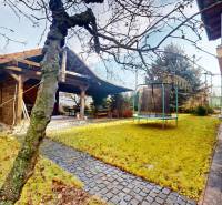 Veľkometrážny dom s wellness, bazénom a investičným potenciálom - Záhrada rodinného domu s trampolínou a altánkom v Ivanke pri Dunaji na ulici SNP.