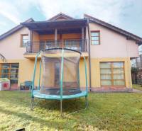 Veľkometrážny dom s wellness, bazénom a investičným potenciálom - Rodinný dom v Ivanke pri Dunaji na ulici SNP, s trampolínou a záhradou.