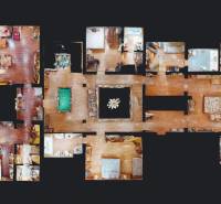 Veľkometrážny dom s wellness, bazénom a investičným potenciálom - Pôdorys rodinného domu s viacerými miestnosťami a podlahou s dreveným dekorom.