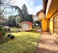 Veľkometrážny dom s wellness, bazénom a investičným potenciálom - Záhrada rodinného domu na ulici SNP v Ivanke pri Dunaji s detským domčekom.