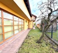 Veľkometrážny dom s wellness, bazénom a investičným potenciálom - Záhrada, chodník a rodinný dom na ulici SNP v Ivanke pri Dunaji.