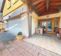 Veľkometrážny dom s wellness, bazénom a investičným potenciálom - Rodinný dom na ulici SNP v Ivanke pri Dunaji s garážou a krytým vstupom.