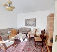 NA PREDAJ rodinný dom - Lehota nad Rimavicou - Obývačka s pohodlnými kreslami, koberec, krb, obraz, rodinný dom.