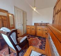 NA PREDAJ rodinný dom - Lehota nad Rimavicou - Rodinný dom s retro nábytkom, starodávny koberec, kreslo, drevená skriňa a zrkadlo.