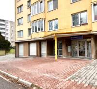 Na prenájom zdieľaný priestor, Kaderníctvo, Ružinov, Spustníkova ulica - Obchodné priestory na Sputnikovej ulici v Bratislave - Ružinove s kaderníctvom a garážami.