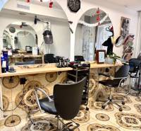 Na prenájom zdieľaný priestor, Kaderníctvo, Ružinov, Spustníkova ulica - Interiér kaderníckeho salónu s dekoratívnou dlažbou a zrkadlami, obchodné priestory.