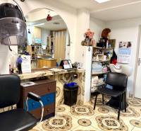 Na prenájom zdieľaný priestor, Kaderníctvo, Ružinov, Spustníkova ulica - Interiér obchodných priestorov s kaderníckym vybavením a kreslami, nástenné police s prípravkami.