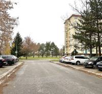 Na prenájom zdieľaný priestor, Kaderníctvo, Ružinov, Spustníkova ulica - Parkovisko na ulici Sputniková v Bratislave - Ružinov obklopené zeleňou a autami.