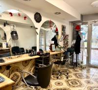 Na prenájom zdieľaný priestor, Kaderníctvo, Ružinov, Spustníkova ulica - Interiér kaderníckeho salónu so zrkadlami, ozdobami a dekoračnou dlažbou.