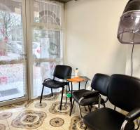 Na prenájom zdieľaný priestor, Kaderníctvo, Ružinov, Spustníkova ulica - Interiér obchodných priestorov s čiernymi kreslami, salónový nábytok a dekoračné závesy.