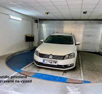 Na predaj parkovacie miesto, Beskydská, Bratislava, Staré Mesto - Auto v podzemnej garáži pripravené na výjazd, signalizácia **a garáže** zobrazená.