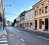 Na predaj parkovacie miesto, Beskydská, Bratislava, Staré Mesto - Mesto s historickými budovami a cestou, ktorú lemujú schody a garáže.