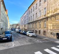 Na predaj parkovacie miesto, Beskydská, Bratislava, Staré Mesto - Úzka mestská ulica s parkujúcimi autami, chodníkmi a staršími budovami.