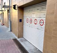 Na predaj parkovacie miesto, Beskydská, Bratislava, Staré Mesto - Brána garáže na budove s bezpečnostnými značeniami; blízko betónového chodníka.