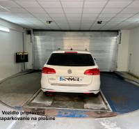 Na predaj parkovacie miesto, Beskydská, Bratislava, Staré Mesto - Auto zaparkované na otočnej plošine v garáži.