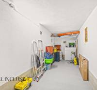 NA PREDAJ 4-IZBOVÝ RODINNÝ DOM V KOLÁROVE - Úložný priestor v rodinnom dome s náradím a doplnkami.