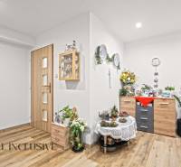 NA PREDAJ 4-IZBOVÝ RODINNÝ DOM V KOLÁROVE - Interiér rodinného domu so stolíkom, dekoráciami a podlahou s dreveným dekorom.