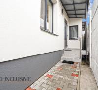 NA PREDAJ 4-IZBOVÝ RODINNÝ DOM V KOLÁROVE - Exteriér rodinného domu v Kolárove, úzky chodník s dlažbou a schodami.