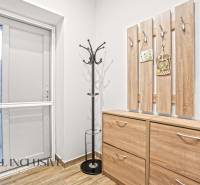 NA PREDAJ 4-IZBOVÝ RODINNÝ DOM V KOLÁROVE - Predsieň s vešiakom, skrinkou a podlahou s dreveným dekorom v rodinnom dome.