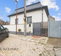 NA PREDAJ 4-IZBOVÝ RODINNÝ DOM V KOLÁROVE - Rodinný dom v Kolárove s oploteným dvorom, autom a štrkovým chodníkom.