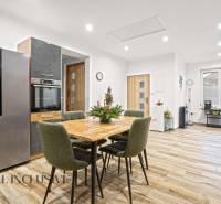 NA PREDAJ 4-IZBOVÝ RODINNÝ DOM V KOLÁROVE - Kuchyňa s jedálenským stolom a podlahou s dreveným dekorom v rodinnom dome.