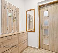 NA PREDAJ 4-IZBOVÝ RODINNÝ DOM V KOLÁROVE - Predsieň v rodinnom dome s nábytkom a dverami v drevenom dekore.